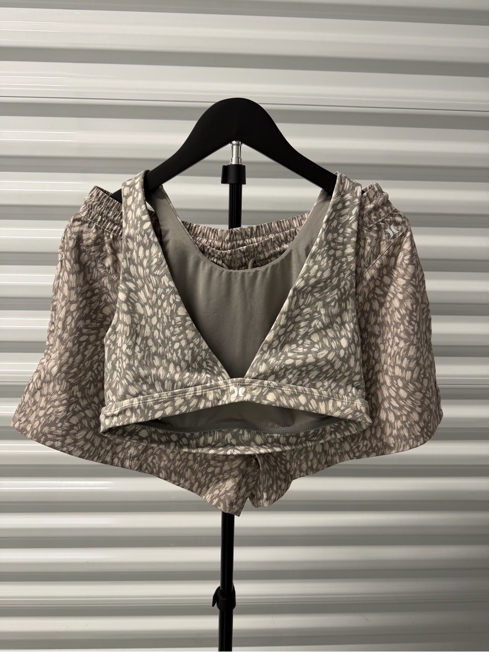 V-Neck HURLEY Smocked Sleeve Two Piece Set in Taupe Print